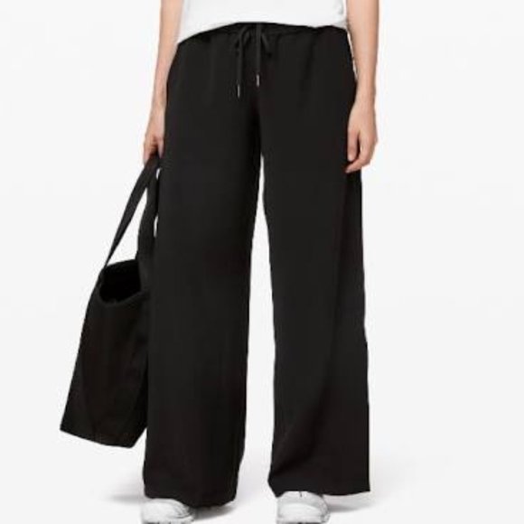 Lululemon On the Fly wide leg pants